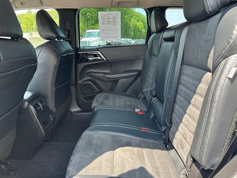 Used 2023 Mitsubishi Outlander SE image 16