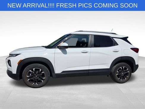 Used 2022 Chevrolet TrailBlazer LT w/ Convenience Package FWD image 3
