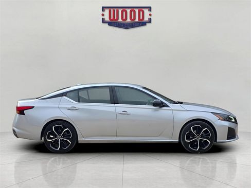 Used 2023 Nissan Altima 2.5 SR image 2