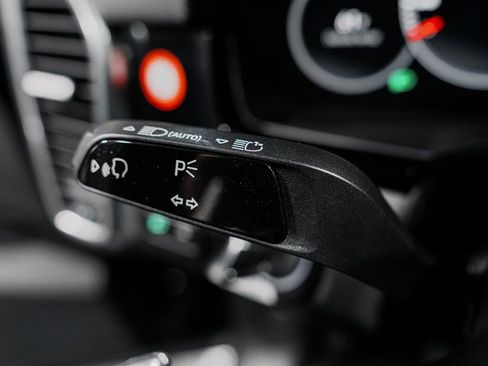 Used 2023 Porsche Cayenne w/ Premium Package image 21