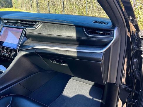 Used 2024 Jeep Grand Cherokee Limited w/ Black Appearance Package image 20