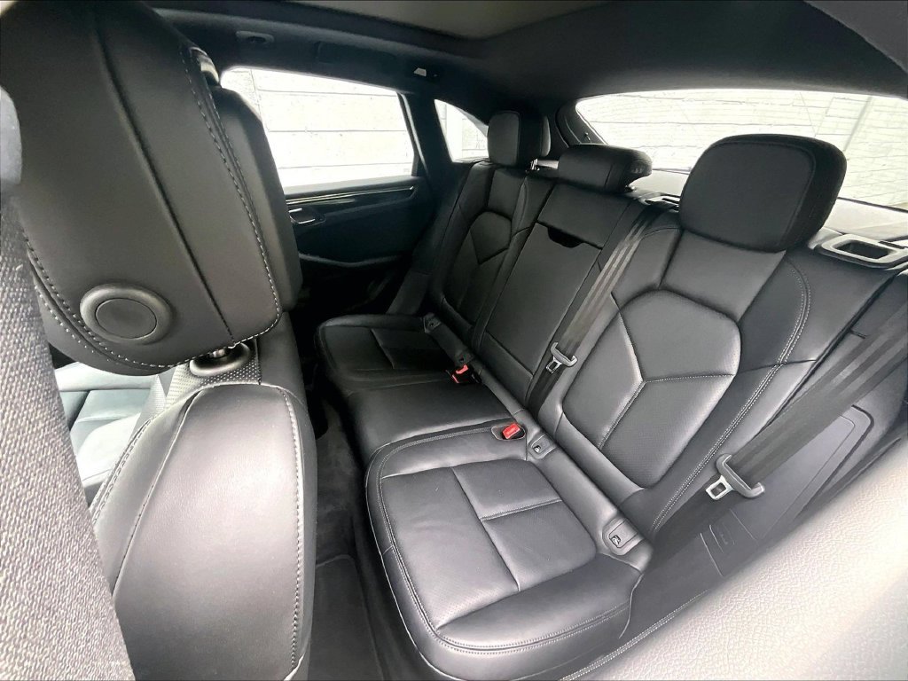 Certified 2025 Porsche Macan AWD/4WD image 22