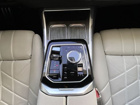 Certified 2024 BMW 760i xDrive w/ Premium Package 2 AWD/4WD image 19