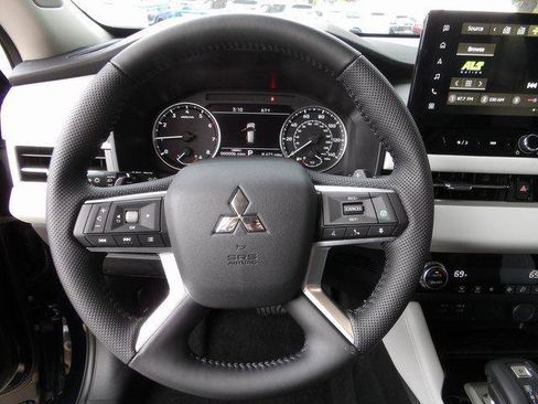 New 2025 Mitsubishi Outlander SE image 29