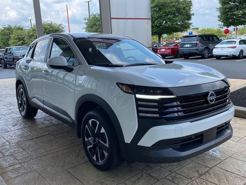 Certified 2025 Nissan Kicks SV AWD/4WD image 3