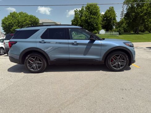 Used 2025 Ford Explorer ST AWD/4WD image 4