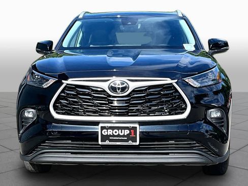 Used 2023 Toyota Highlander XLE AWD/4WD image 4