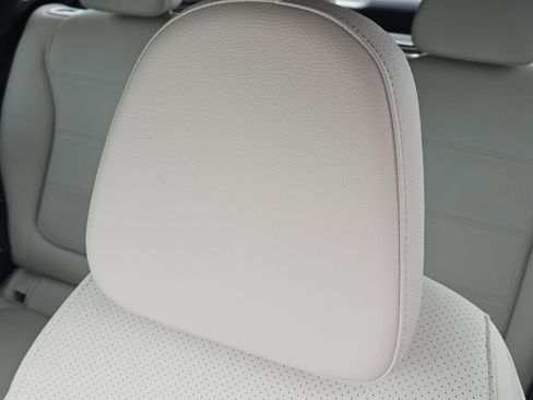 Used 2025 Mercedes-Benz GLC 300 4MATIC image 12