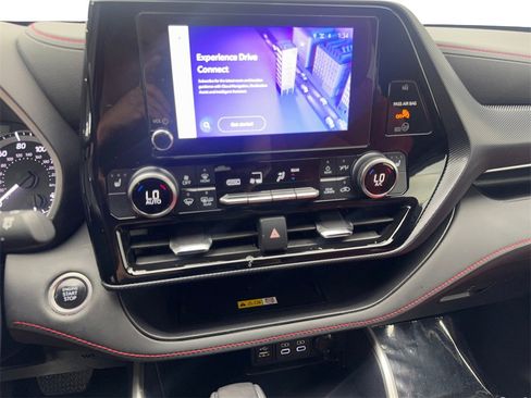 Used 2024 Toyota Highlander FWD image 66
