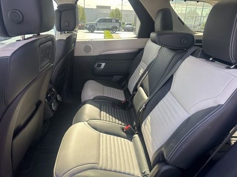 Used 2025 Land Rover Discovery Dynamic SE AWD/4WD image 9