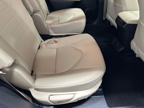 Used 2025 Toyota Highlander XLE image 55