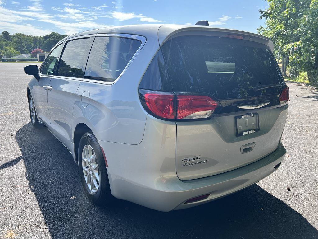Used 2023 Chrysler Voyager LX FWD image 5