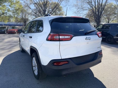 Used 2017 Jeep Cherokee Sport image 7