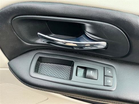 Used 2013 Dodge Grand Caravan SXT image 22