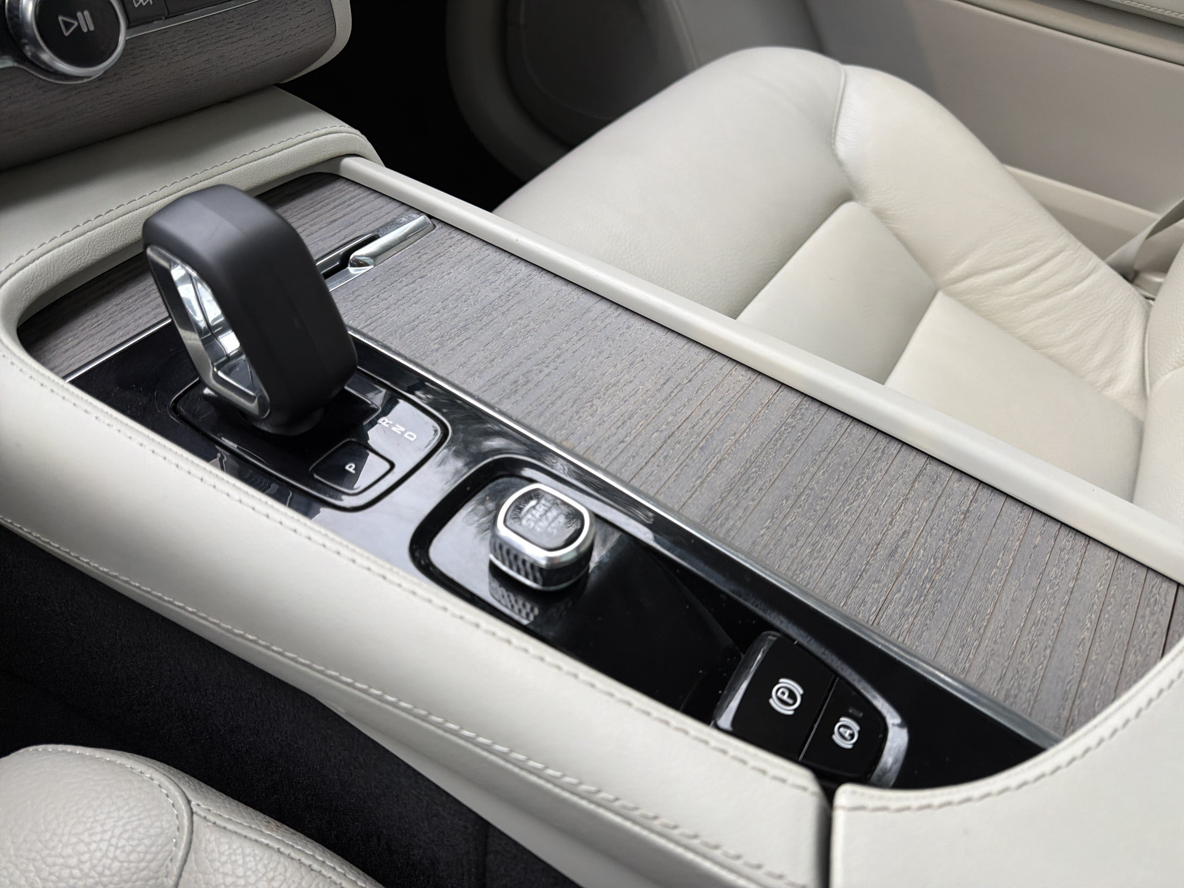 Certified 2024 Volvo XC90 B5 Plus w/ Protection Package Premier AWD/4WD image 26
