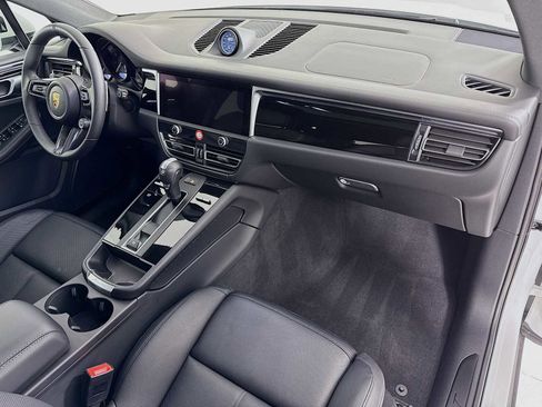 Certified 2025 Porsche Macan T image 31
