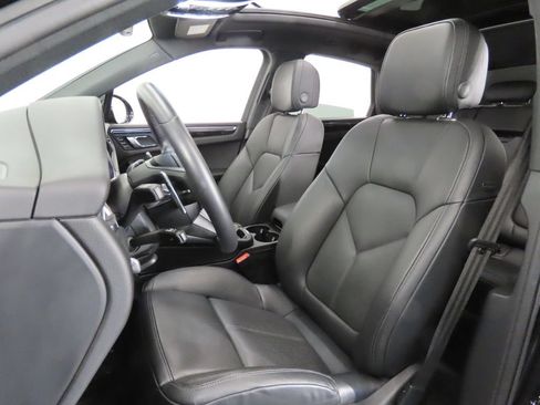 Certified 2026 Porsche Macan AWD/4WD image 5