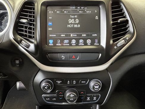 Used 2018 Jeep Cherokee Latitude Plus w/ Comfort/Convenience Group AWD/4WD image 30