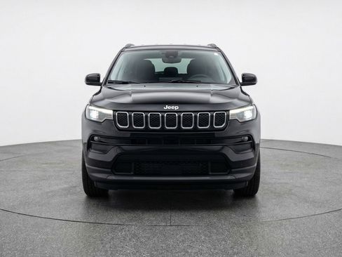 Used 2025 Jeep Compass Latitude AWD/4WD image 2