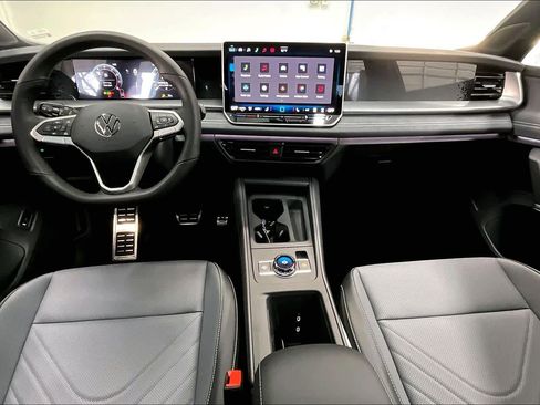 New 2026 Volkswagen Tiguan SE R-Line image 7