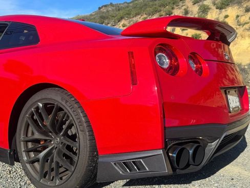 Used 2019 Nissan GT-R Premium image 18