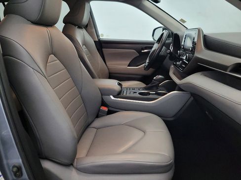 Used 2020 Toyota Highlander XLE image 21