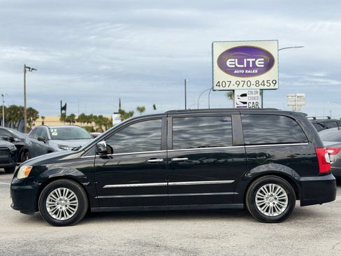 Used 2013 Chrysler Town & Country Touring-L w/ Premium Group image 2