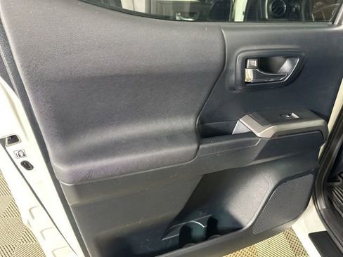 Used 2016 Toyota Tacoma TRD Sport image 11