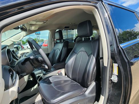 Used 2023 Chrysler Pacifica Touring-L w/ Uconnect Theater Family Group AWD/4WD image 9