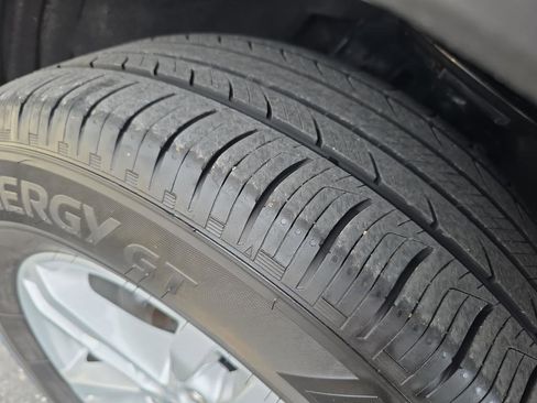 Used 2024 Ford Explorer XLT image 32