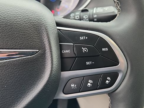 Used 2023 Chrysler Pacifica Touring-L FWD image 19
