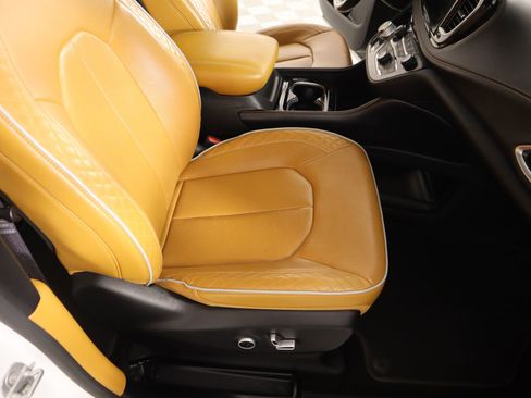 Used 2021 Chrysler Pacifica Pinnacle image 15