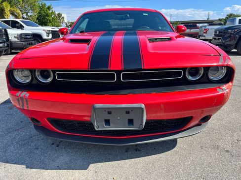 Used 2016 Dodge Challenger SXT image 2