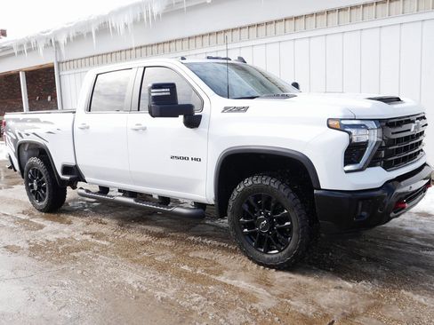 Used 2025 Chevrolet Silverado 2500 LT w/ Trail Boss Package image 2