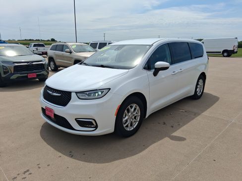 Used 2023 Chrysler Pacifica Touring-L FWD image 4