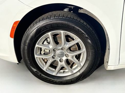 Used 2024 Chrysler Pacifica Touring-L image 32