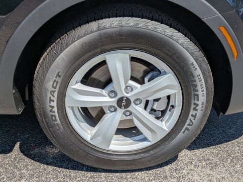 Certified 2025 Kia Sorento LX image 9