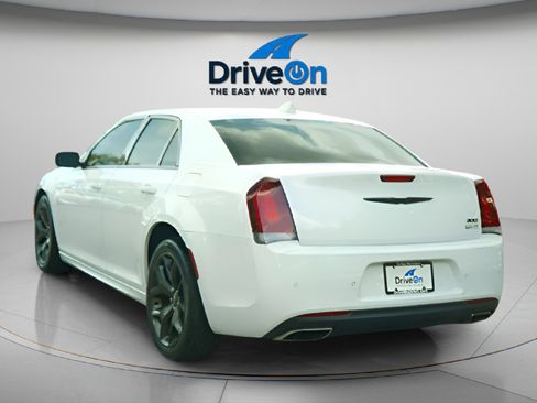 Used 2021 Chrysler 300 Touring L image 7