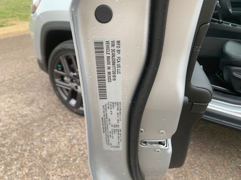 New 2026 Jeep Compass Latitude image 32