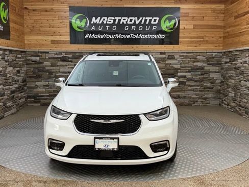 Used 2022 Chrysler Pacifica Limited FWD image 3