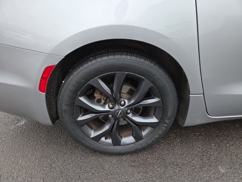 Used 2018 Chrysler Pacifica Touring-L w/ Premium Audio Group image 22