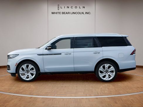 Used 2025 Lincoln Navigator Black Label AWD/4WD image 8