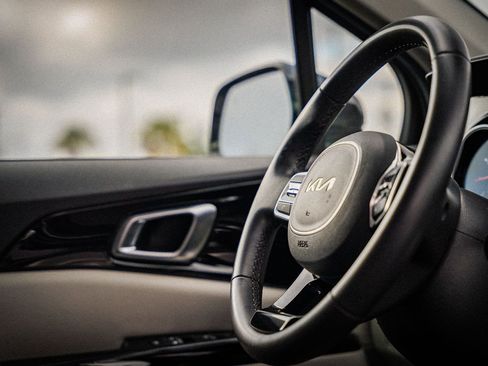 Used 2024 Kia Carnival EX image 13