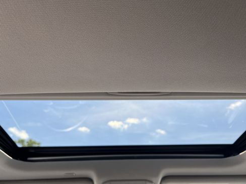Used 2021 Toyota Highlander XLE AWD/4WD image 25