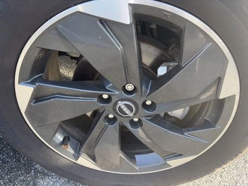 Used 2024 Nissan Rogue SV w/ SV Premium Package image 5