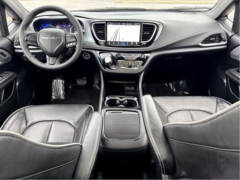 Used 2025 Chrysler Pacifica Limited image 14