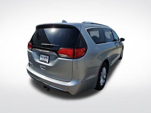 Used 2019 Chrysler Pacifica Touring-L FWD image 9