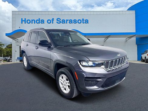 Used 2023 Jeep Grand Cherokee Laredo image 1