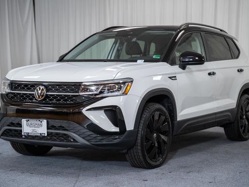Used 2024 Volkswagen Taos SE AWD/4WD image 3