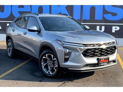 Used 2024 Chevrolet Trax LT w/ Sunroof Package FWD image 2